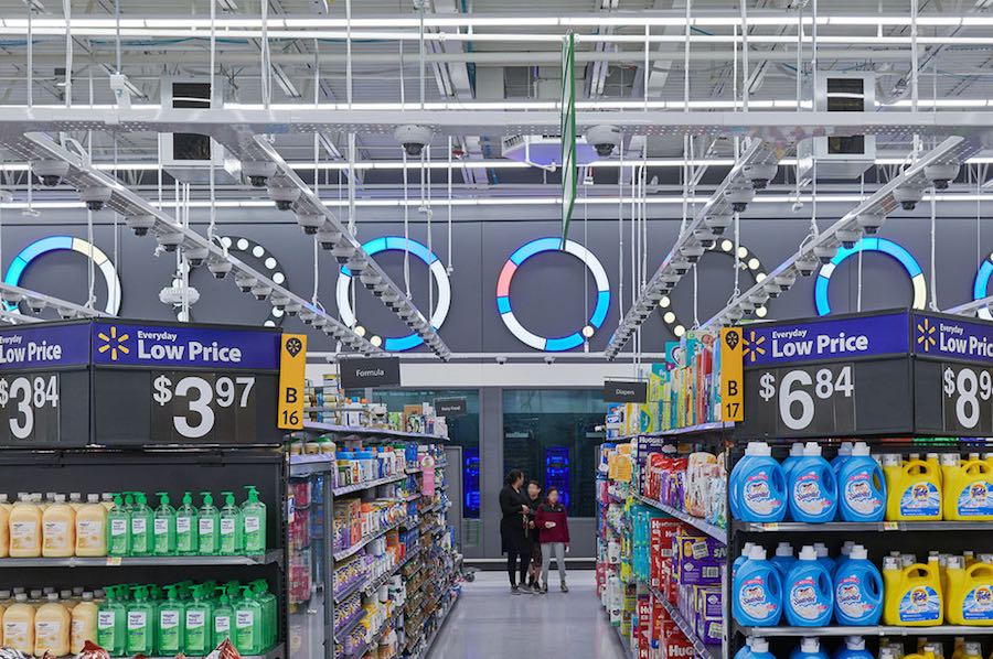 Walmart abbandona i robot: in corsia al supermercato tornano i dipendenti